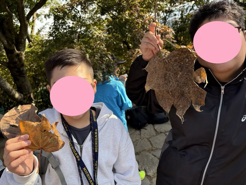 東京にあるフリースクール、クラーク国際中等部東京キャンパスの高尾山ハイキングの様子