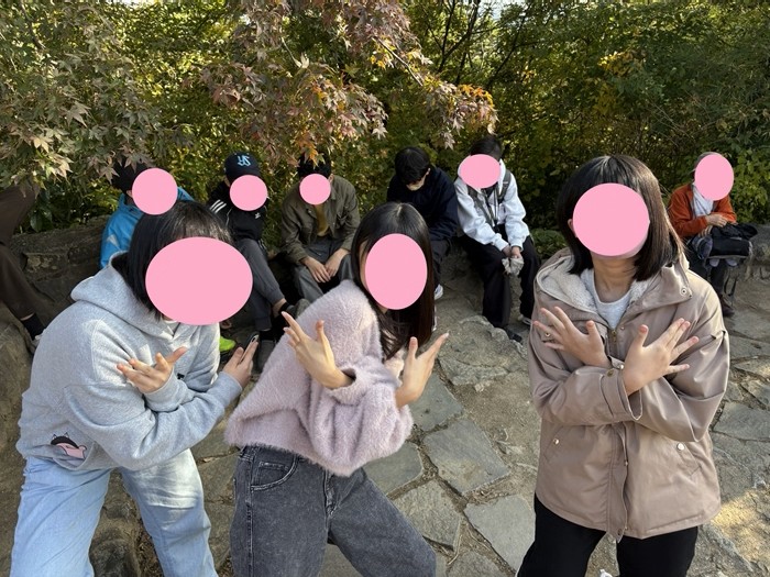 東京にあるフリースクール、クラーク国際中等部東京キャンパスの高尾山ハイキングの様子