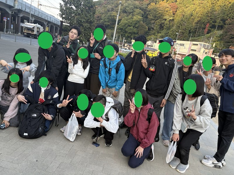 東京にあるフリースクール、クラーク国際中等部東京キャンパスの高尾山ハイキングの様子