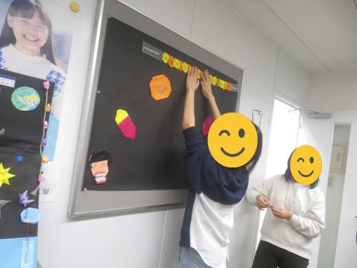 兵庫県にあるフリースクール、クラーク国際中等部芦屋キャンパスのピア製作の授業の様子