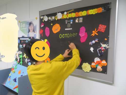 兵庫県にあるフリースクール、クラーク国際中等部芦屋キャンパスのピア製作の授業の様子