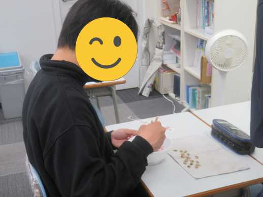 兵庫県にあるフリースクール、クラーク国際中等部芦屋キャンパスの園芸の授業の様子