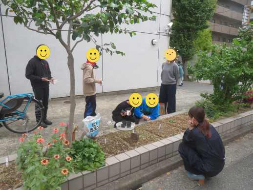 兵庫県にあるフリースクール、クラーク国際中等部芦屋キャンパスの園芸の授業の様子