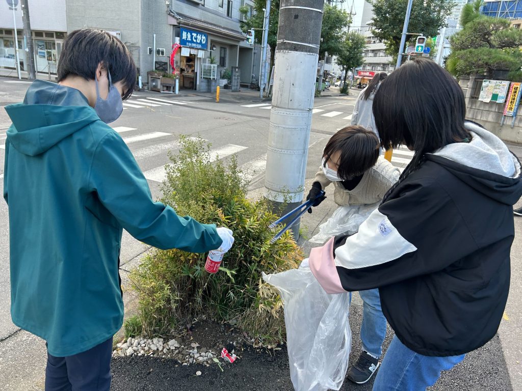 埼玉県にあるフリースクール、クラーク国際中等部所沢キャンパスがクラーク記念国際高等学校と合同で行ったスポーツごみ拾いの様子