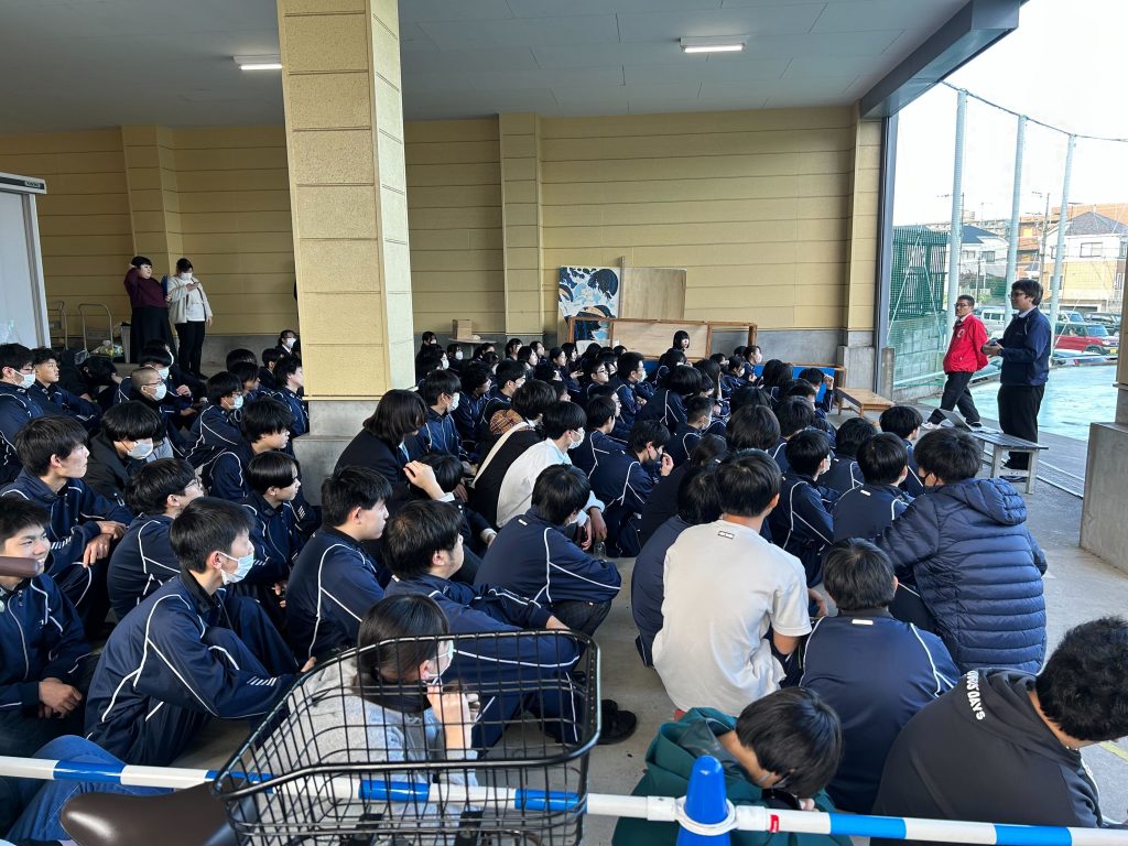 埼玉県にあるフリースクール、クラーク国際中等部所沢キャンパスがクラーク記念国際高等学校と合同で行ったスポーツごみ拾いの様子