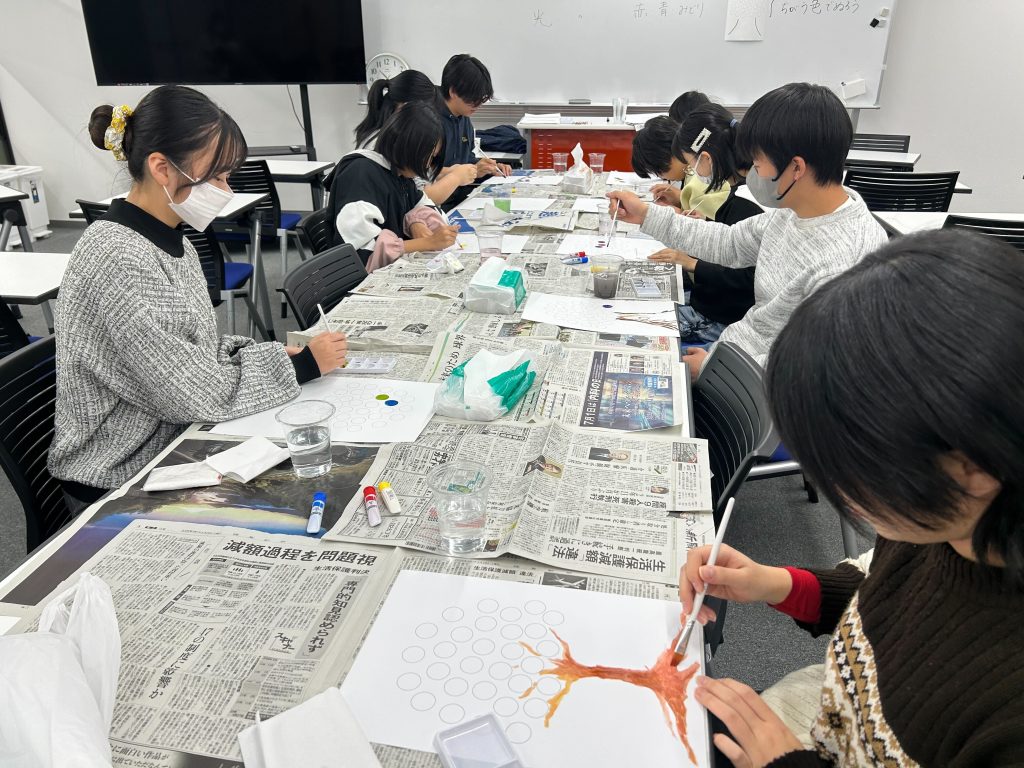 埼玉県所沢市にあるフリースクール、クラーク国際中等部所沢キャンパスでのクラフトの授業の様子