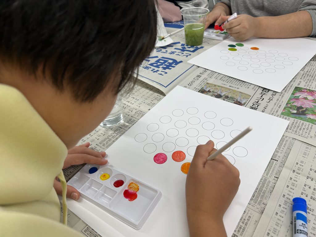 埼玉県所沢市にあるフリースクール、クラーク国際中等部所沢キャンパスでのクラフトの授業の様子