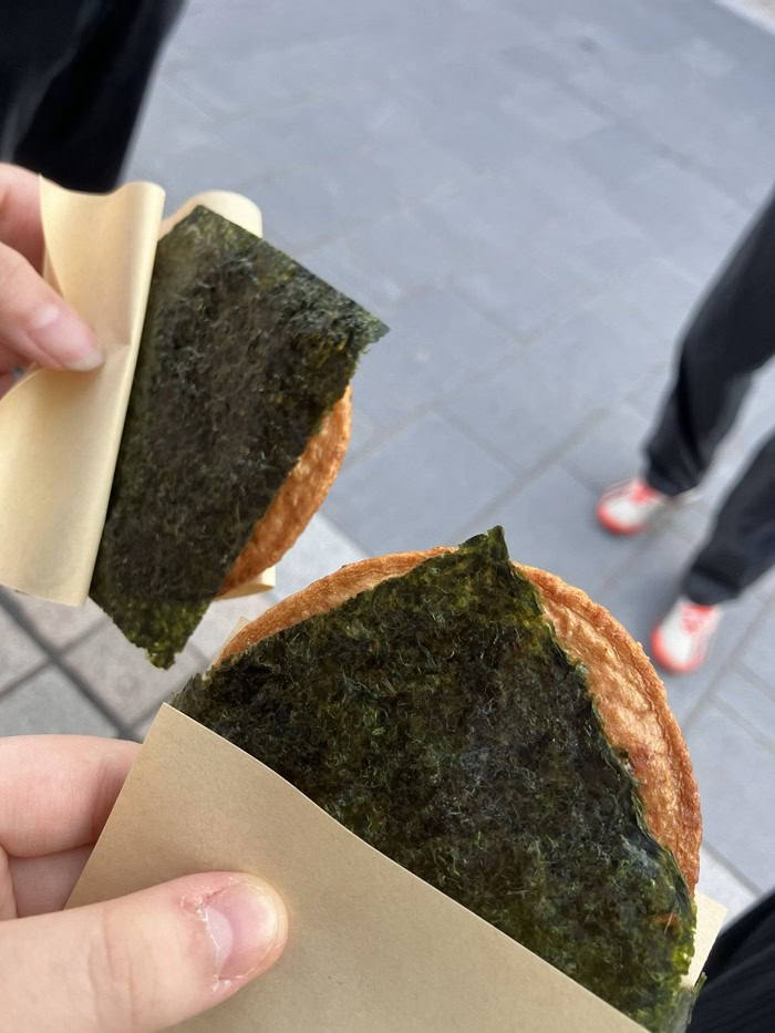 東京にあるフリースクール、クラーク国際中等部東京キャンパスの高尾山ハイキングの様子