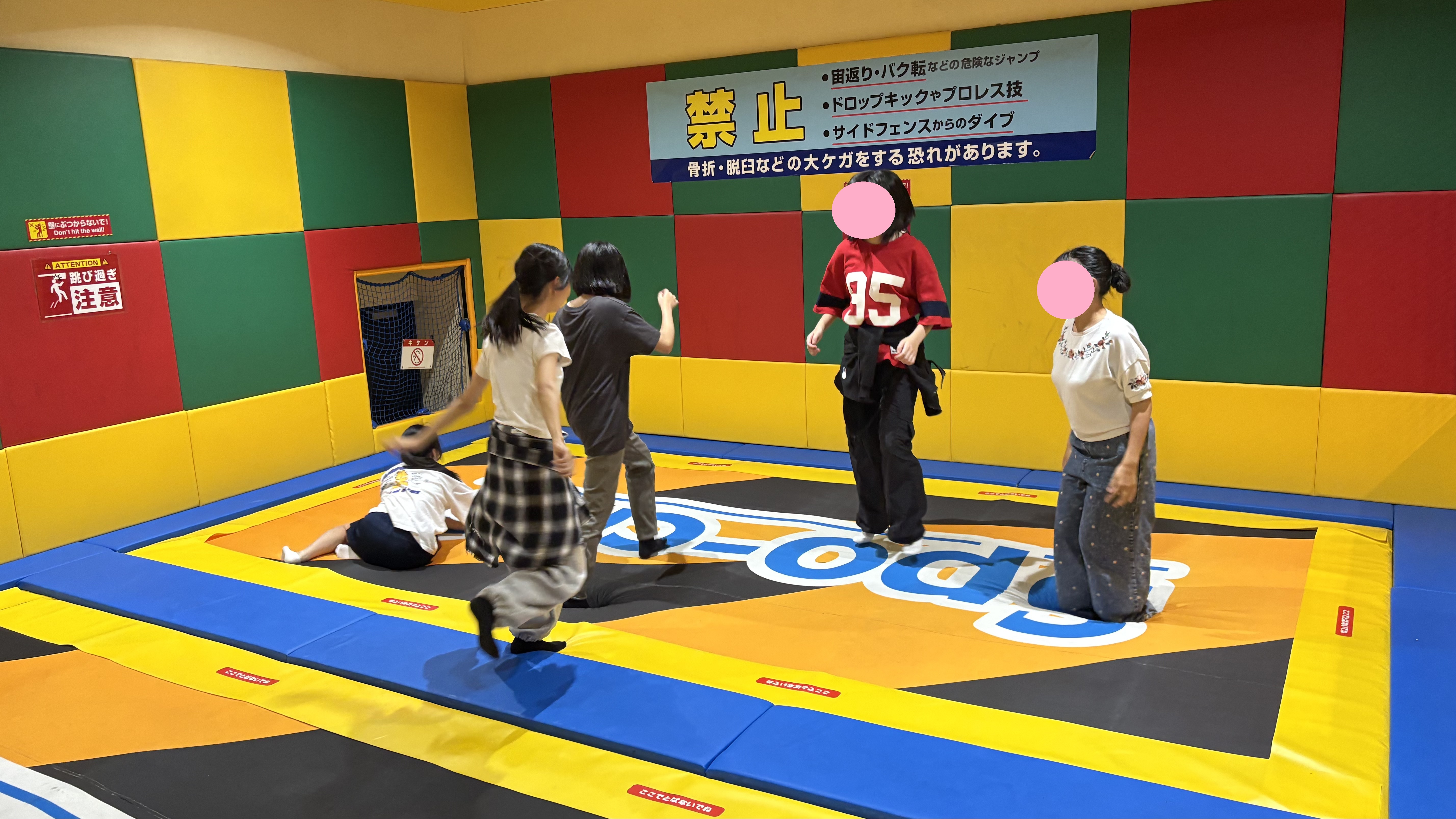 東京にあるフリースクール、クラーク国際中等部東京キャンパスの課外活動スポッチャでの様子