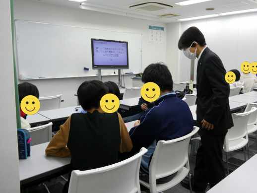 兵庫県にあるフリースクール、クラーク国際中等部芦屋キャンパスのスキルラーニング授業の様子