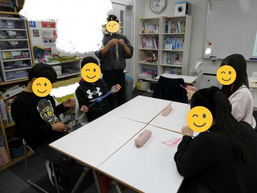 兵庫県にあるフリースクール、クラーク国際中等部芦屋キャンパスの理科の授業の様子