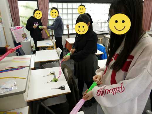 兵庫県にあるフリースクール、クラーク国際中等部芦屋キャンパスの理科の授業の様子