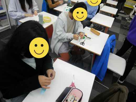 兵庫県にあるフリースクール、クラーク国際中等部芦屋キャンパスのピア製作の授業の様子