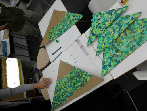 兵庫県にあるフリースクール、クラーク国際中等部芦屋キャンパスのピア製作の授業の様子