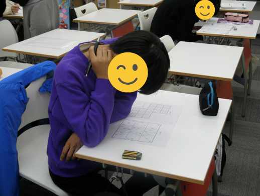 兵庫県にあるフリースクール、クラーク国際中等部芦屋キャンパスのピア製作の授業の様子