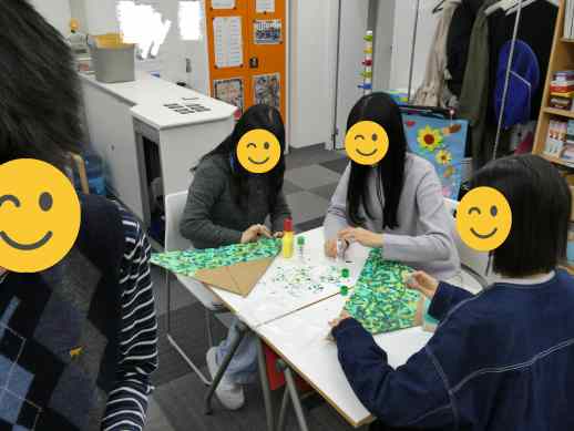 兵庫県にあるフリースクール、クラーク国際中等部芦屋キャンパスのピア製作の授業の様子