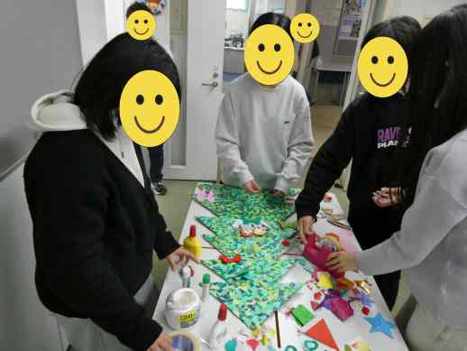 兵庫県にあるフリースクール、クラーク国際中等部芦屋キャンパスのピア製作の授業の様子