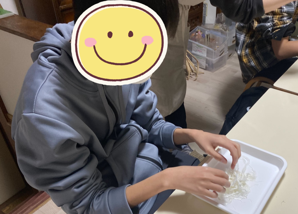 植物の繊維をほぐし中