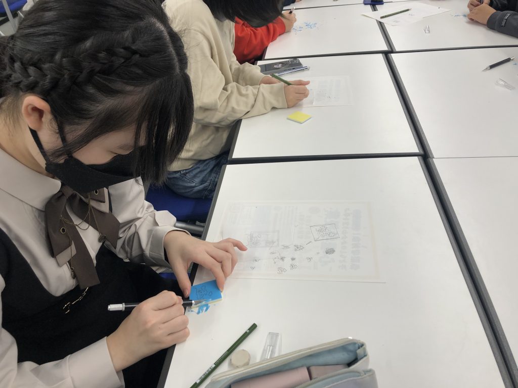 埼玉県所沢市にあるフリースクール、クラーク国際中等部所沢キャンパスで行った消しゴムはんこ作りの様子