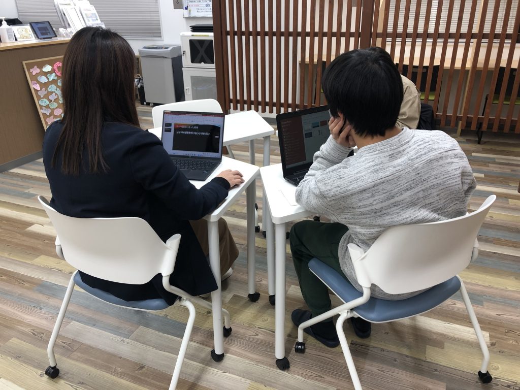 埼玉県所沢市にあるフリースクール、クラーク国際中等部所沢キャンパスで行ったプレゼンテーション作りの様子