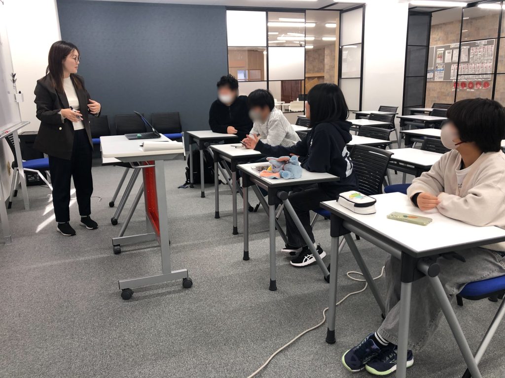 埼玉県にあるフリースクール、クラーク国際中等部所沢キャンパスで行ったクリスマス会準備の様子