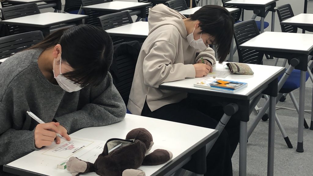 埼玉県所沢市にあるフリースクール、クラーク国際中等部所沢キャンパスで行われている数学学びなおし授業の様子