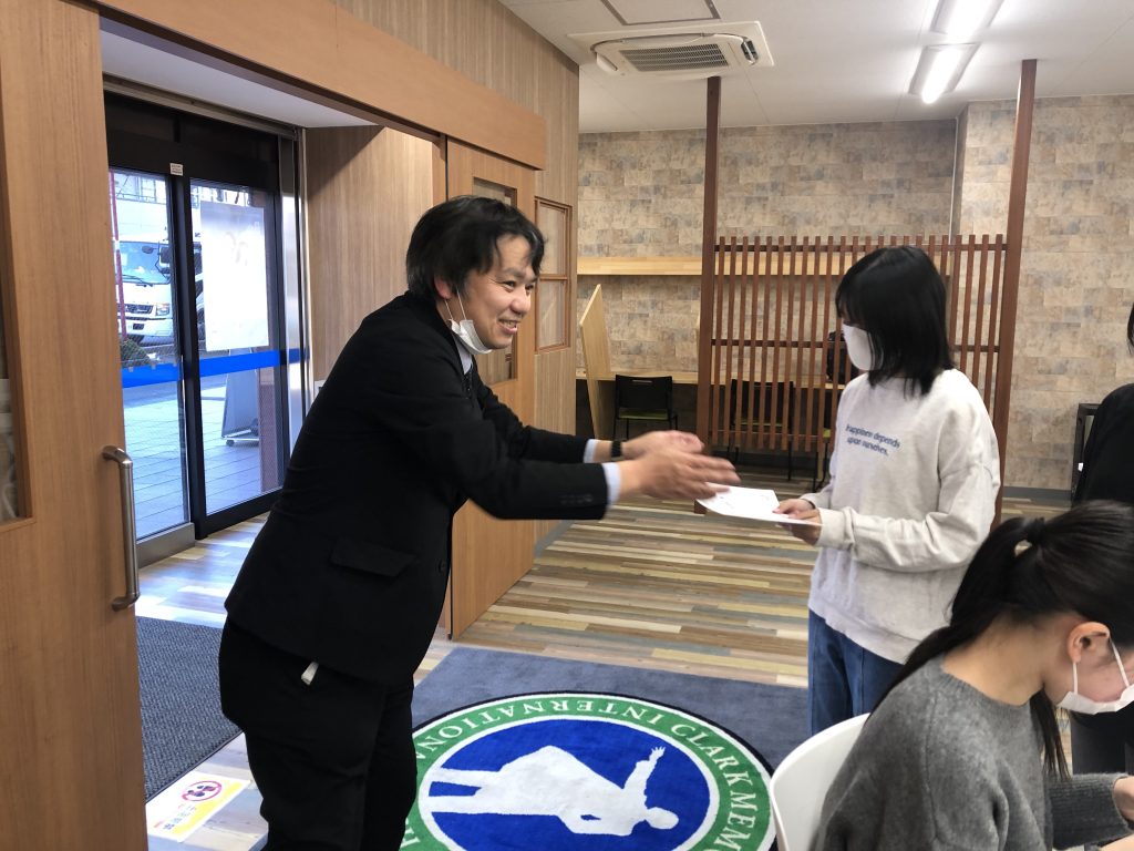 埼玉県にあるクラーク国際中等部所沢キャンパスで行われた、文化祭の表彰式の様子