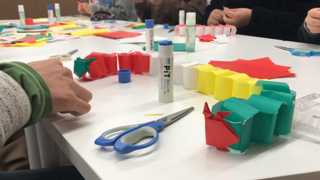 埼玉県所沢市にあるフリースクール、クラーク国際中等部所沢キャンパスで行ったクリスマス会準備の様子