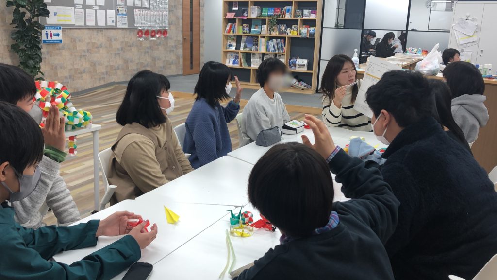 埼玉県所沢市にあるフリースクール、クラーク国際中等部所沢キャンパスで行ったクリスマス会準備の様子