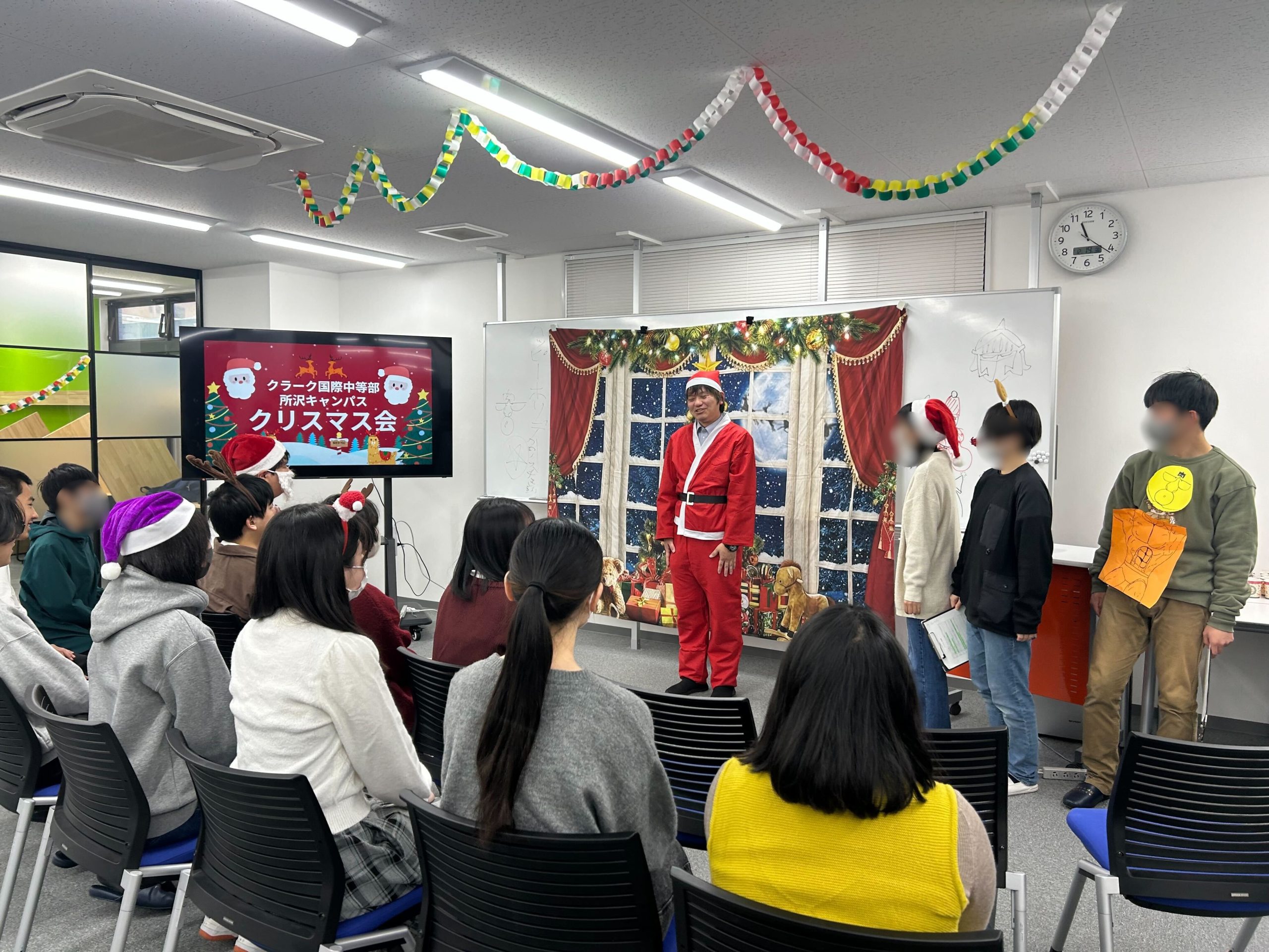 埼玉県所沢市にあるフリースクール、クラーク国際中等部所沢キャンパスでのクリスマス会の様子