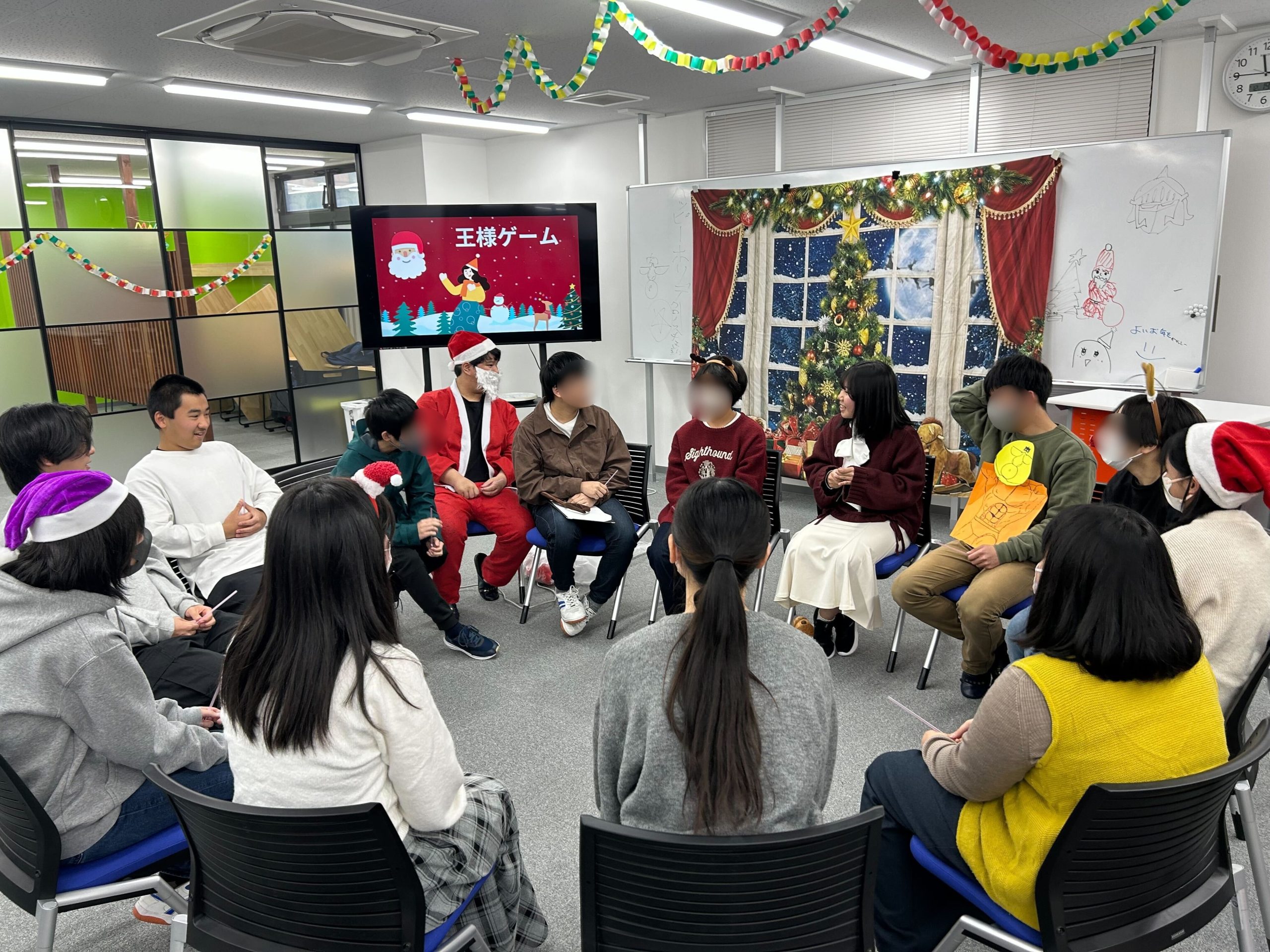 埼玉県所沢市にあるフリースクール、クラーク国際中等部所沢キャンパスでのクリスマス会の様子