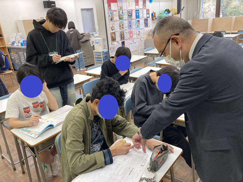 東京にあるフリースクール、クラーク国際中等部東京キャンパスの授業の様子