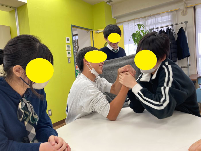 東京にあるフリースクール、クラーク国際中等部東京キャンパスの休み時間の様子