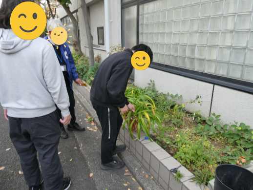 兵庫県にあるフリースクール、クラーク国際中等部芦屋キャンパスの園芸の授業の様子