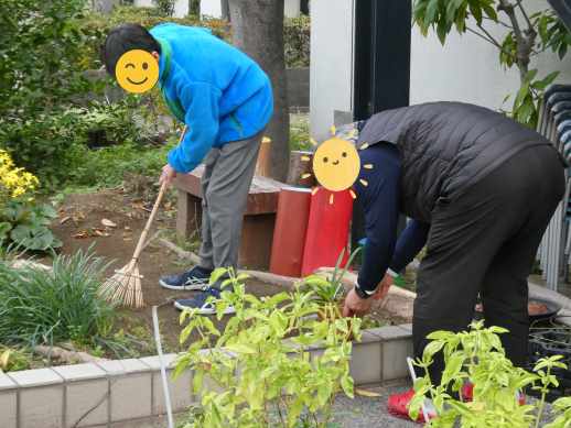 兵庫県にあるフリースクール、クラーク国際中等部芦屋キャンパスの園芸の授業の様子