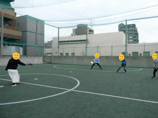 兵庫県にあるフリースクール、クラーク国際中等部芦屋キャンパスの体育の授業の様子