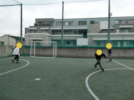 兵庫県にあるフリースクール、クラーク国際中等部芦屋キャンパスの体育の授業の様子