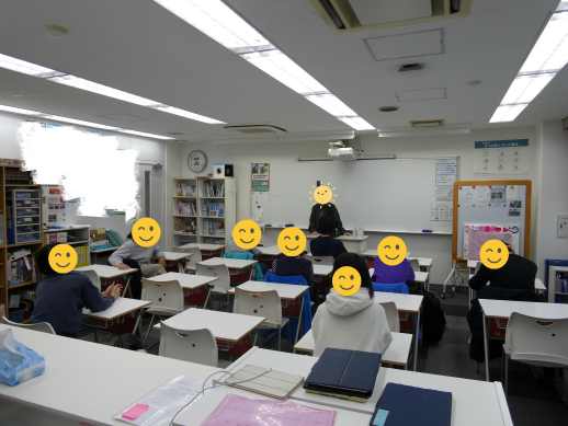 兵庫県にあるフリースクール、クラーク国際中等部芦屋キャンパスのHRの様子