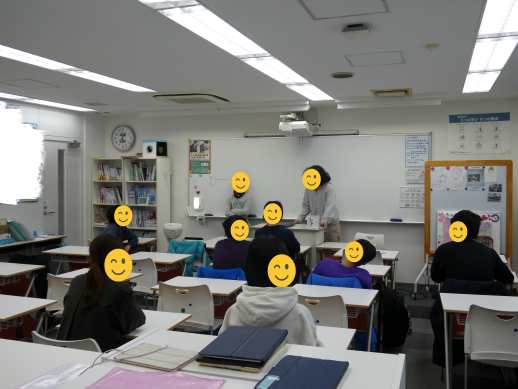 兵庫県にあるフリースクール、クラーク国際中等部芦屋キャンパスのHRの様子