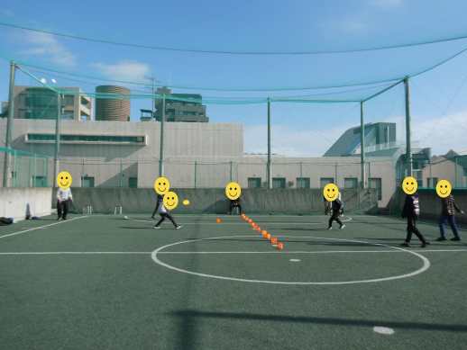 兵庫県にあるフリースクール、クラーク国際中等部芦屋キャンパスの体育の授業の様子