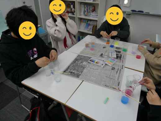 兵庫県にあるフリースクール、クラーク国際中等部芦屋キャンパスの理科の授業の様子