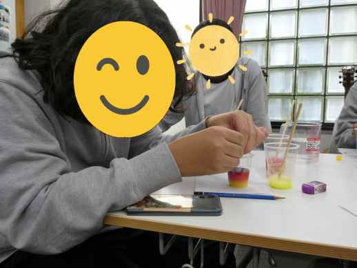 兵庫県にあるフリースクール、クラーク国際中等部芦屋キャンパスの理科の授業の様子