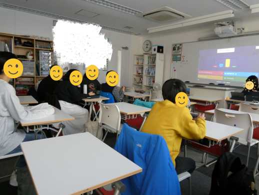 兵庫県にあるフリースクール、クラーク国際中等部芦屋キャンパスのHRの授業の様子