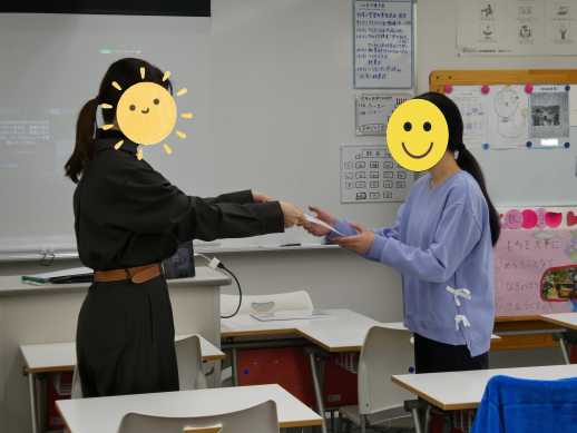 兵庫県にあるフリースクール、クラーク国際中等部芦屋キャンパスのオンライン全校集会の様子
