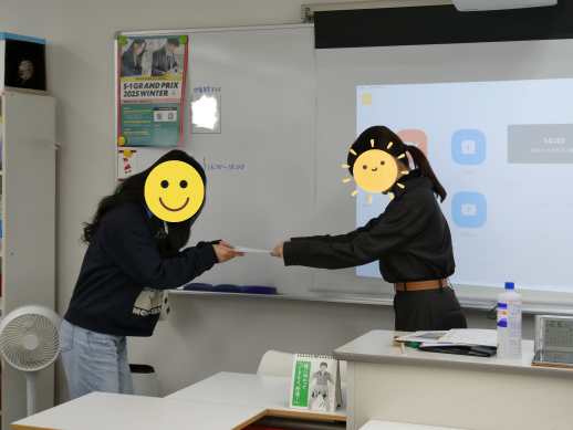 兵庫県にあるフリースクール、クラーク国際中等部芦屋キャンパスのオンライン全校集会の様子