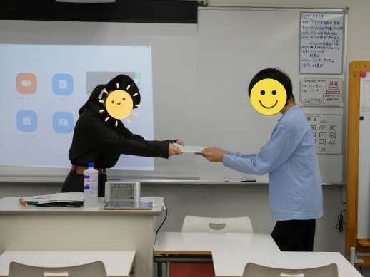 兵庫県にあるフリースクール、クラーク国際中等部芦屋キャンパスのオンライン全校集会の様子