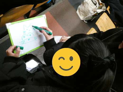 兵庫県にあるフリースクール、クラーク国際中等部芦屋キャンパスのクリスマス会の様子