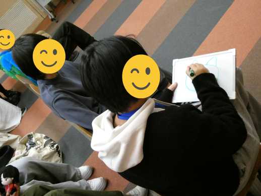 兵庫県にあるフリースクール、クラーク国際中等部芦屋キャンパスのクリスマス会の様子