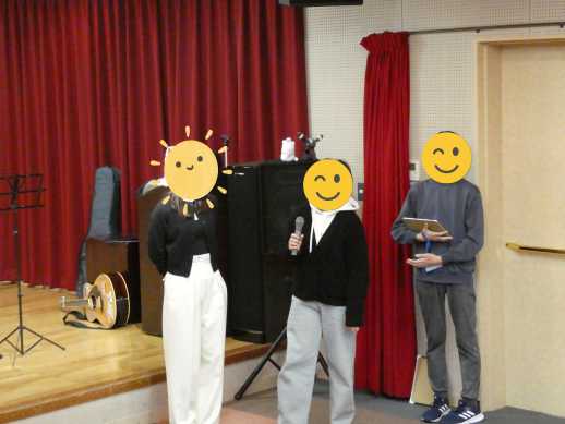 兵庫県にあるフリースクール、クラーク国際中等部芦屋キャンパスのクリスマス会の様子