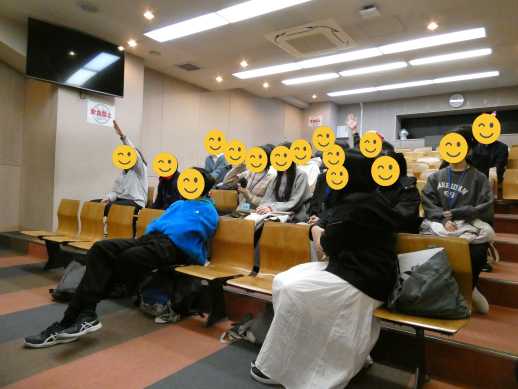 兵庫県にあるフリースクール、クラーク国際中等部芦屋キャンパスのクリスマス会の様子